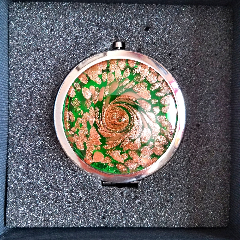 Great Gift idea- Compact Mirror - Picture 3 of 12